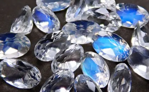 ムーンストーンの種類は？意味や価値から偽物についてを徹底解説します