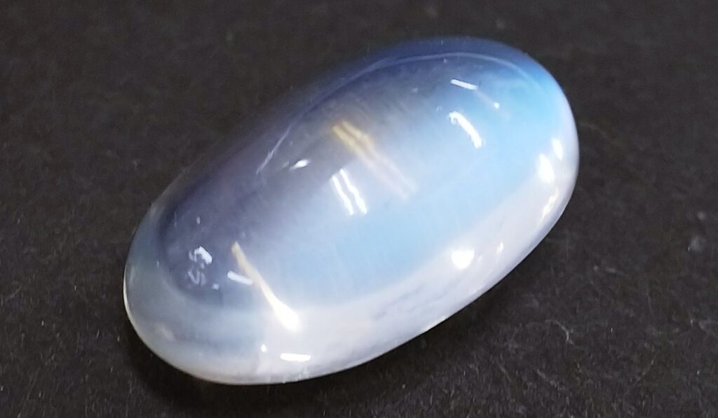 ブルームーンストーンはムーンストーンじゃない？何が違うの？見分け方はあるの？ カラッツ Gem Magazine