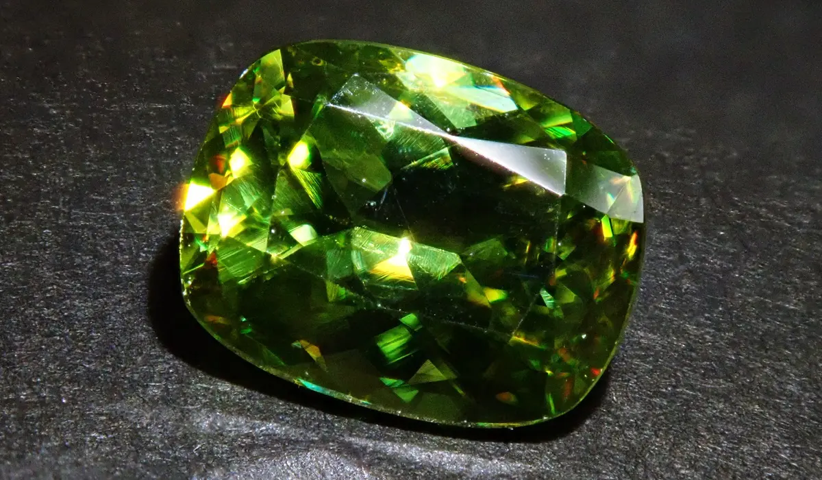 スフェーンの価値や価格相場、選び方のポイント｜ルースとジュエリーで