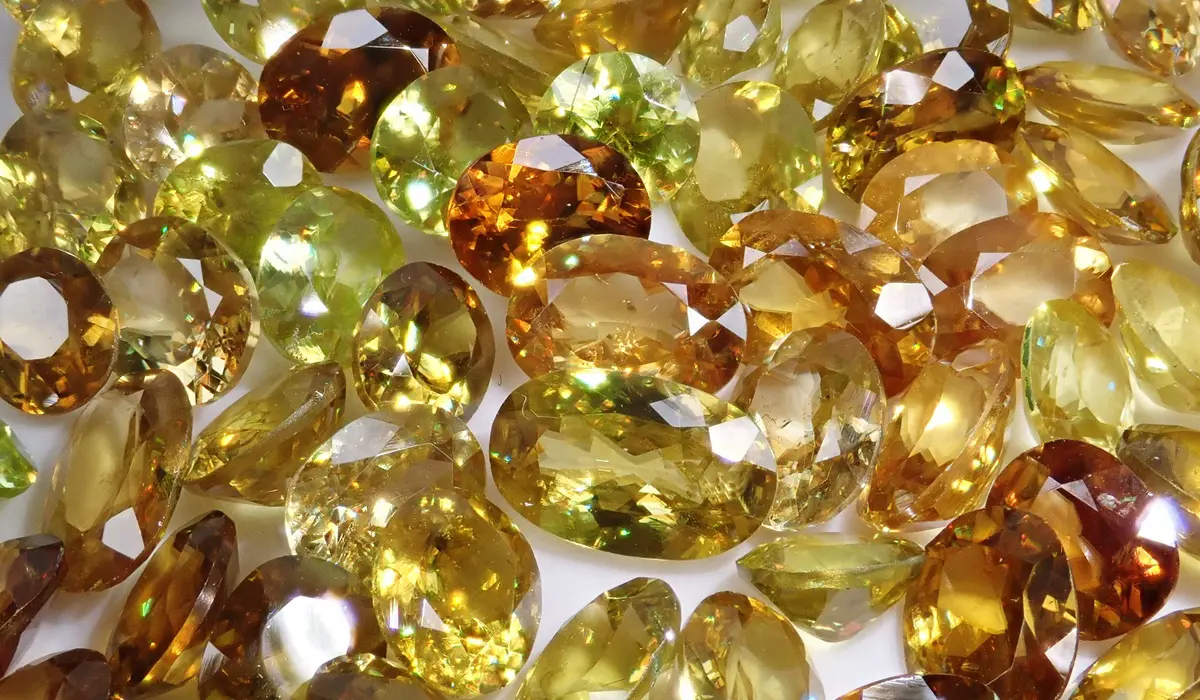 スフェーンの価値や価格相場、選び方のポイント｜ルースとジュエリーで