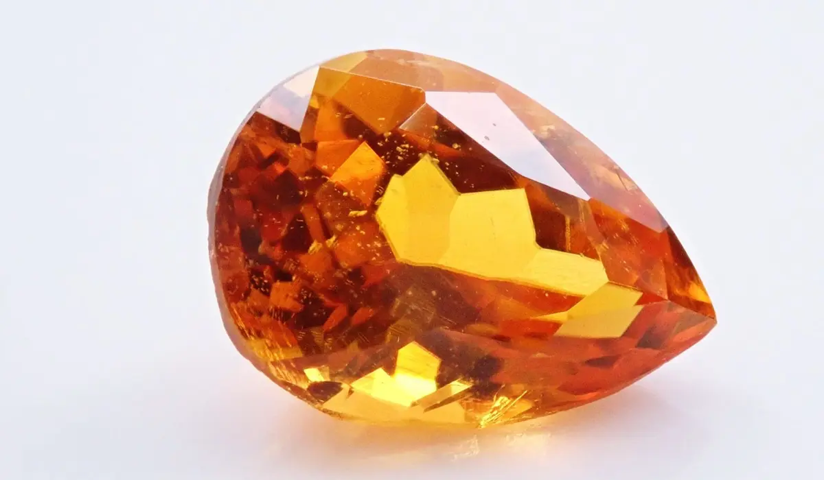 クリノヒューマイトとは？その意味と赤や黄色が美しい原石について知