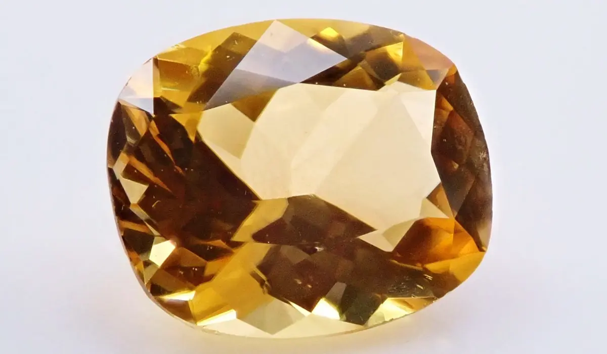 クリノヒューマイトとは？その意味と赤や黄色が美しい原石について知