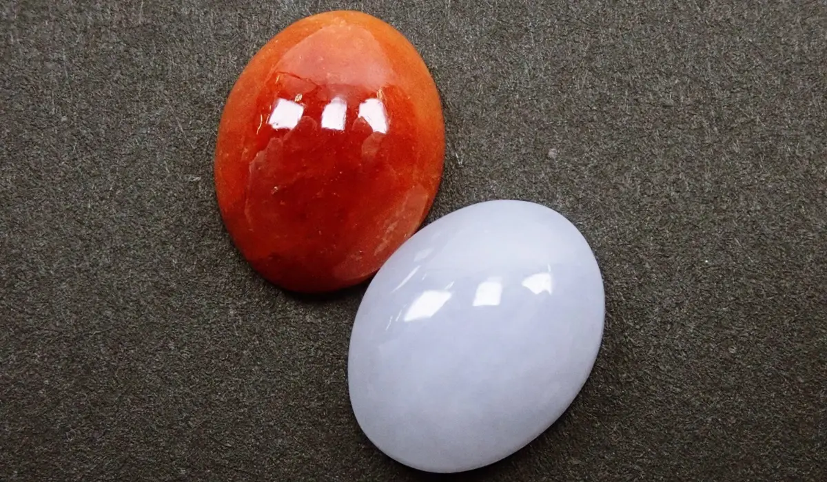 5月の誕生石「エメラルド」と「翡翠」 は別の宝石ですか？ | カラッツ