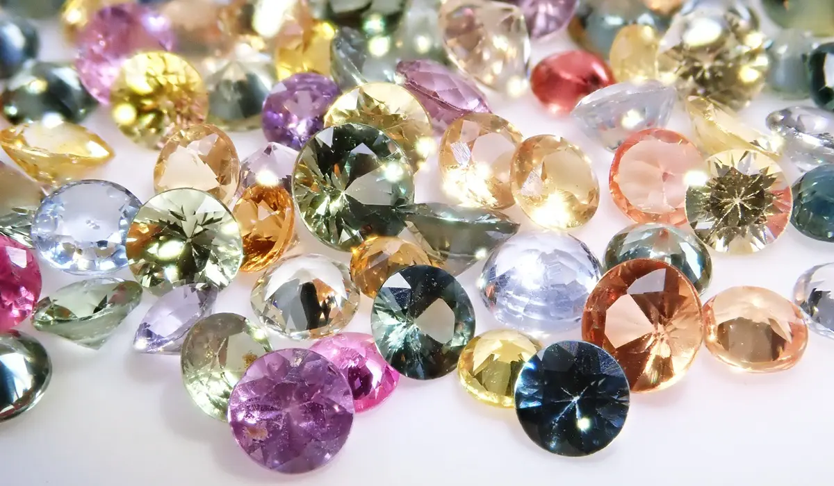 9月の誕生石「サファイア」「クンツァイト」はどんな宝石？石言葉は