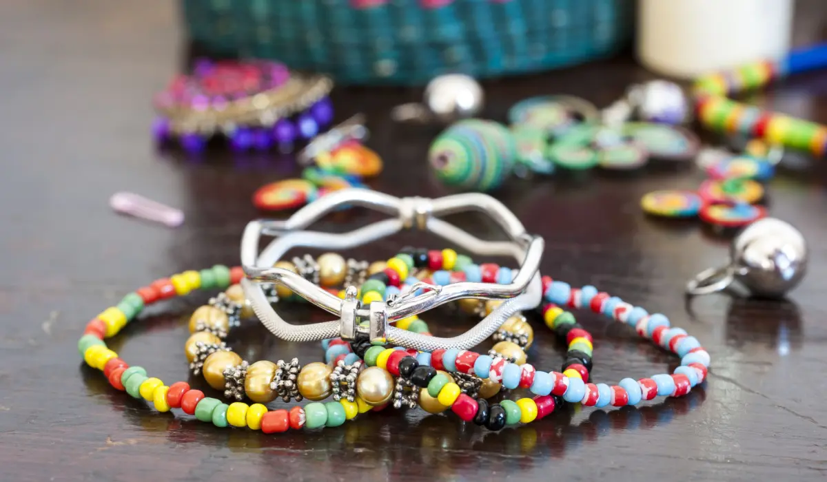 ジュエリーとは？アクセサリーとの違いや種類について | カラッツ Gem