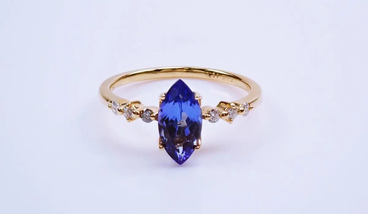 ジュエリーとは？アクセサリーとの違いや種類について | カラッツ Gem 