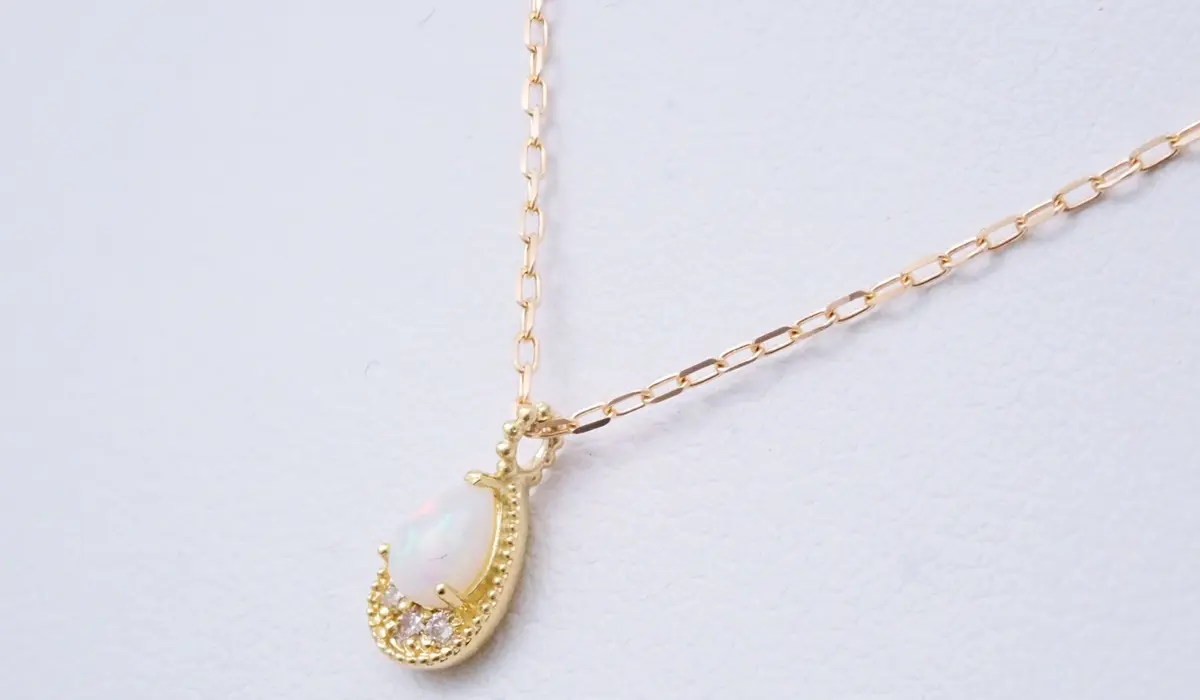 ジュエリーとは？アクセサリーとの違いや種類について | カラッツ Gem 