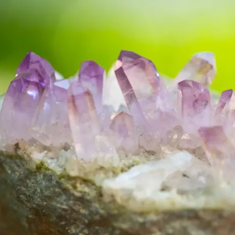 2月の誕生石アメジストとは？原石の形や意味、石言葉、お手入れ方法