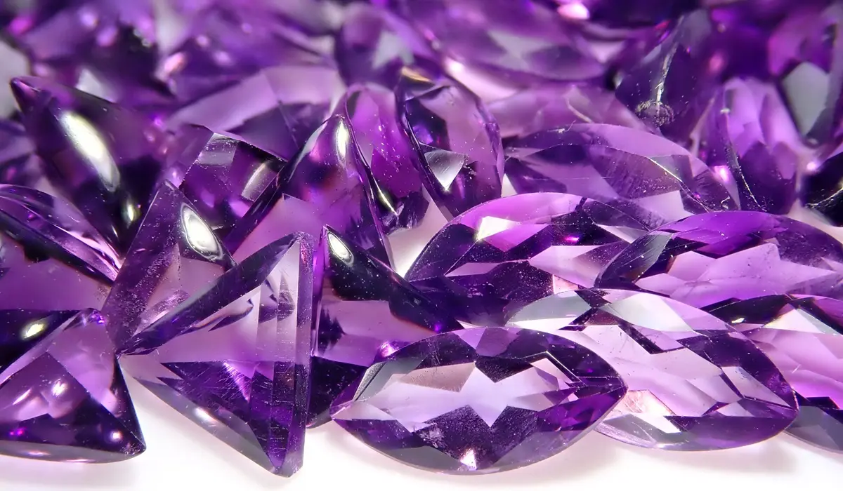 2月の誕生石アメジストとは？原石の形や意味、石言葉、お手入れ方法