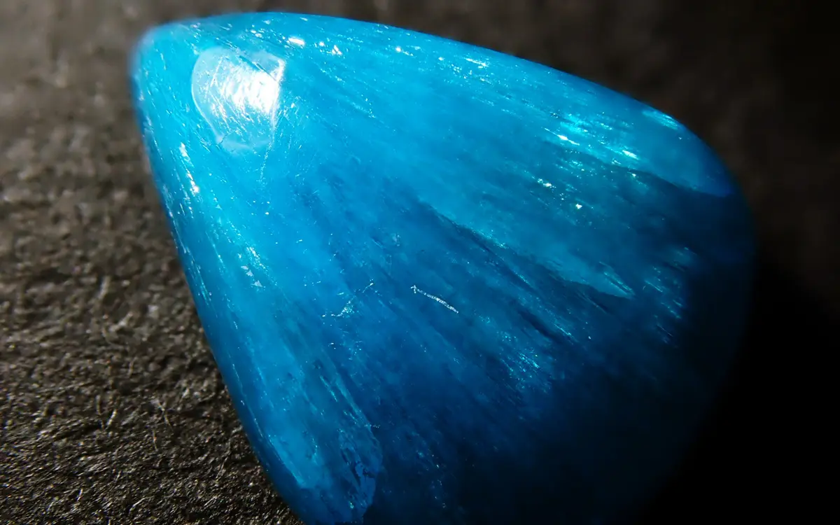 コレクターを魅了する青い結晶カバンサイト！どんな鉱物？宝石になる