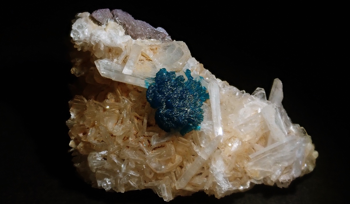 コレクターを魅了する青い結晶カバンサイト！どんな鉱物？宝石になる