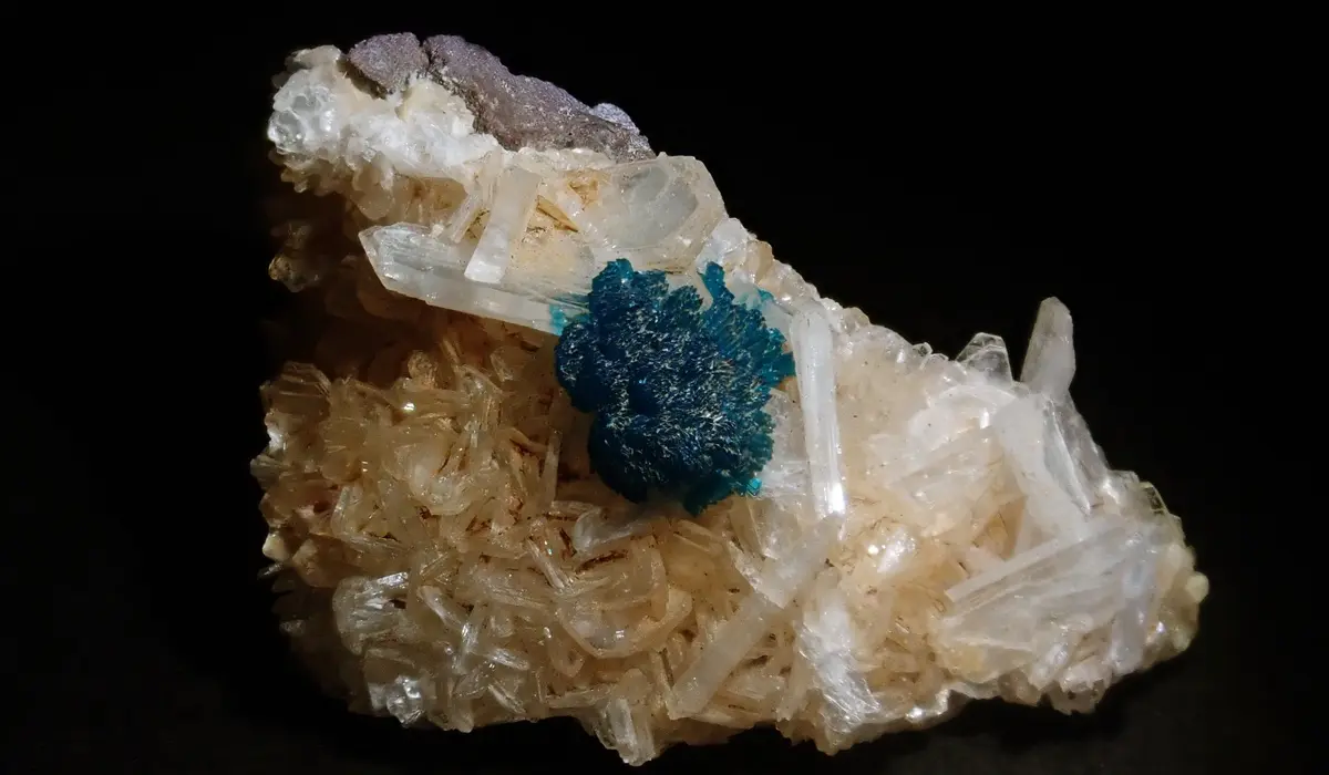 コレクターを魅了する青い結晶カバンサイト！どんな鉱物？宝石になる