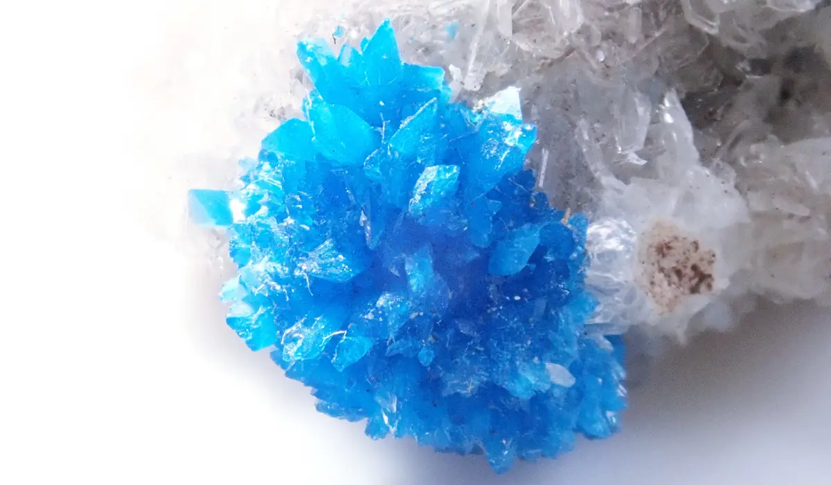 コレクターを魅了する青い結晶カバンサイト！どんな鉱物？宝石になる