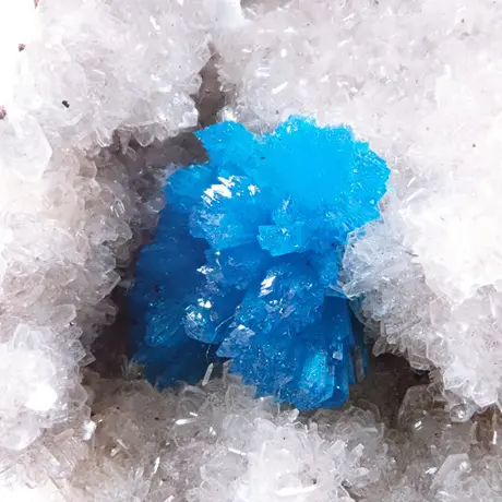 コレクターを魅了する青い結晶カバンサイト！どんな鉱物？宝石になる