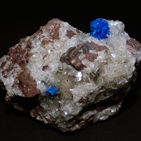 コレクターを魅了する青い結晶カバンサイト！どんな鉱物？宝石になる