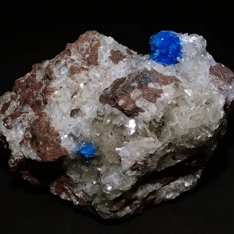 コレクターを魅了する青い結晶カバンサイト！どんな鉱物？宝石になる