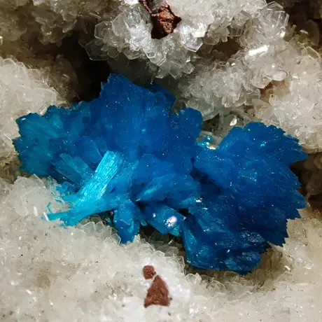 コレクターを魅了する青い結晶カバンサイト！どんな鉱物？宝石になる