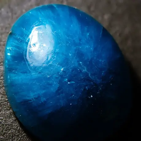 コレクターを魅了する青い結晶カバンサイト！どんな鉱物？宝石になる