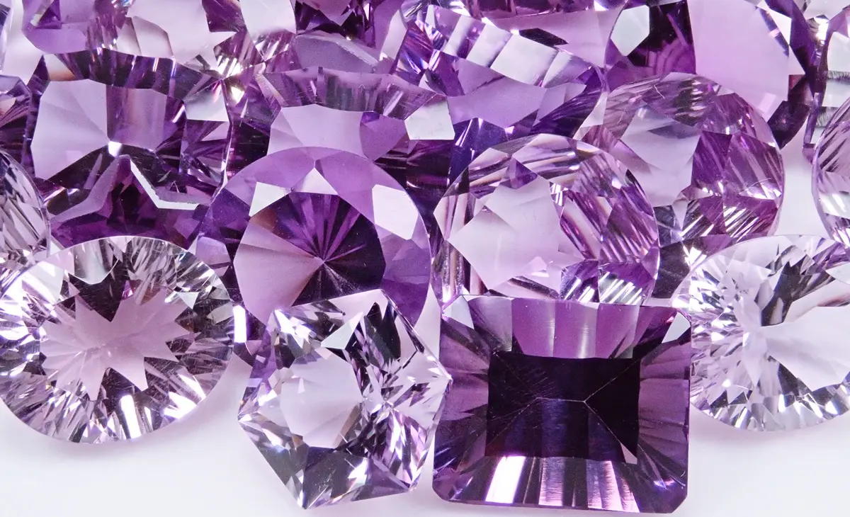 2月の誕生石アメジストとは？原石の形や意味、石言葉、お手入れ方法